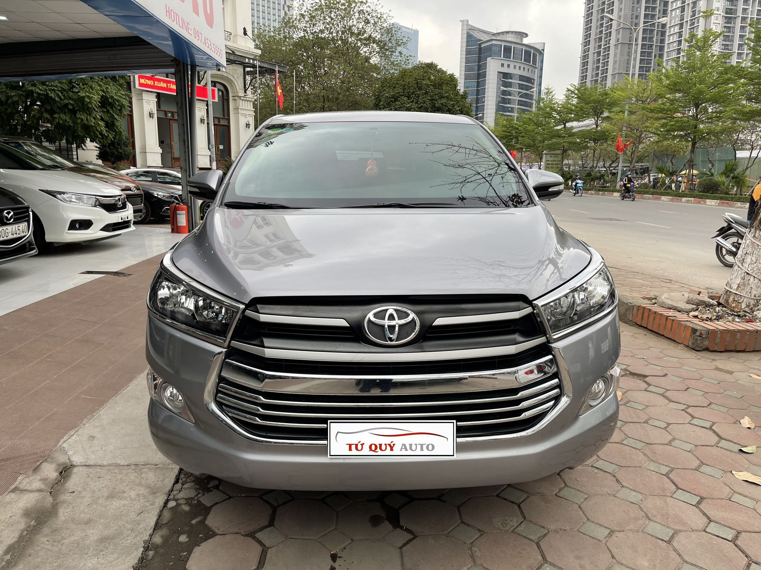 Xe Toyota Innova 2.0E 2018 - Xám