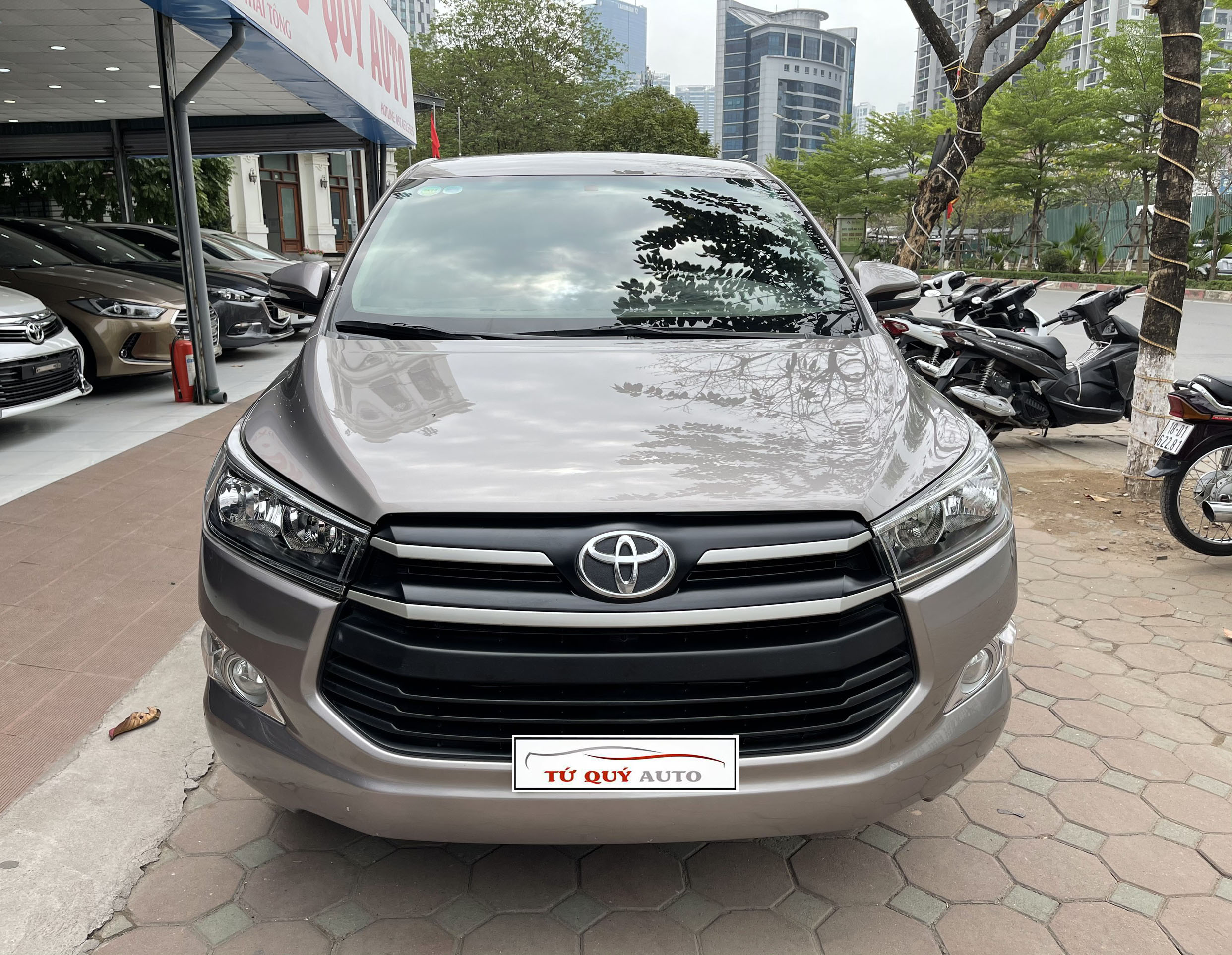 Xe Toyota Innova 2.0E 2017 - Xám