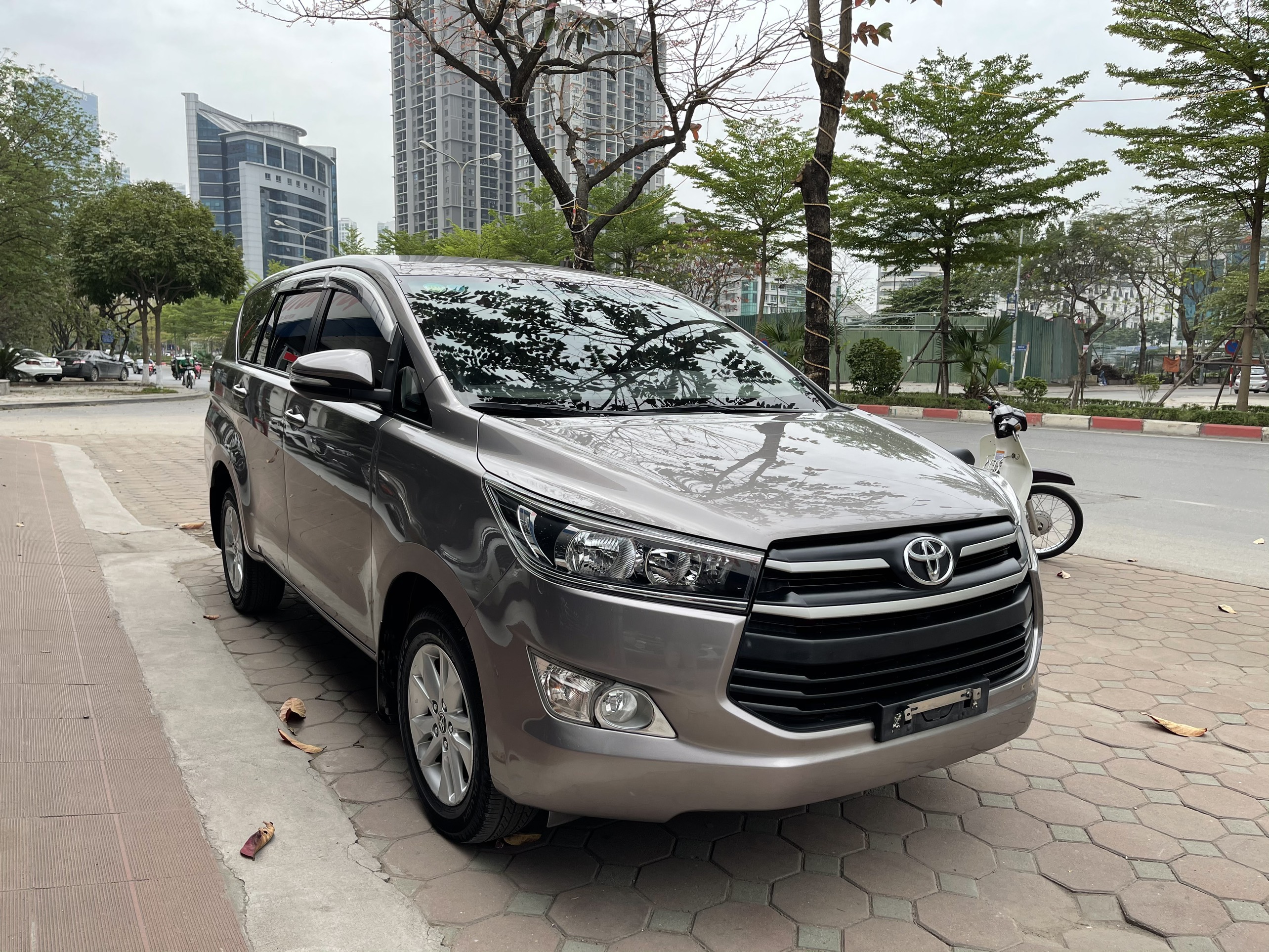 Toyota Innova 2.0E 2017 - 4