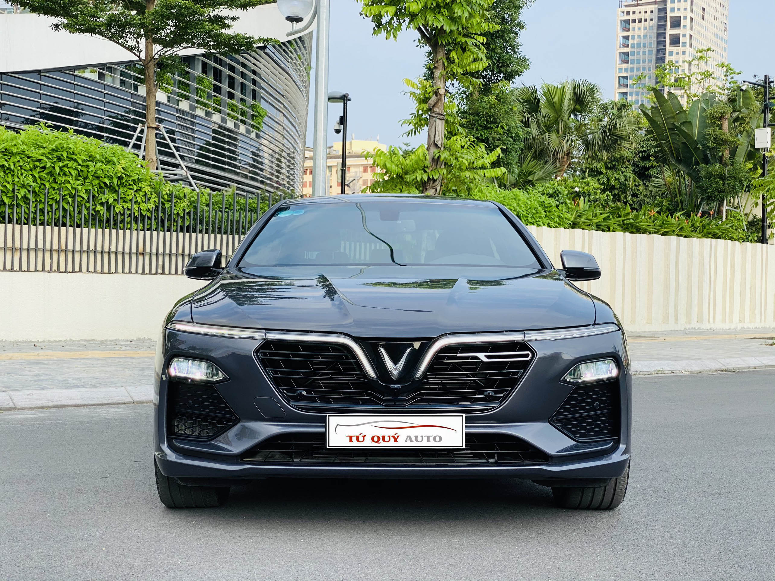 Xe VinFast Lux A 2.0 Base 2019 - Xám