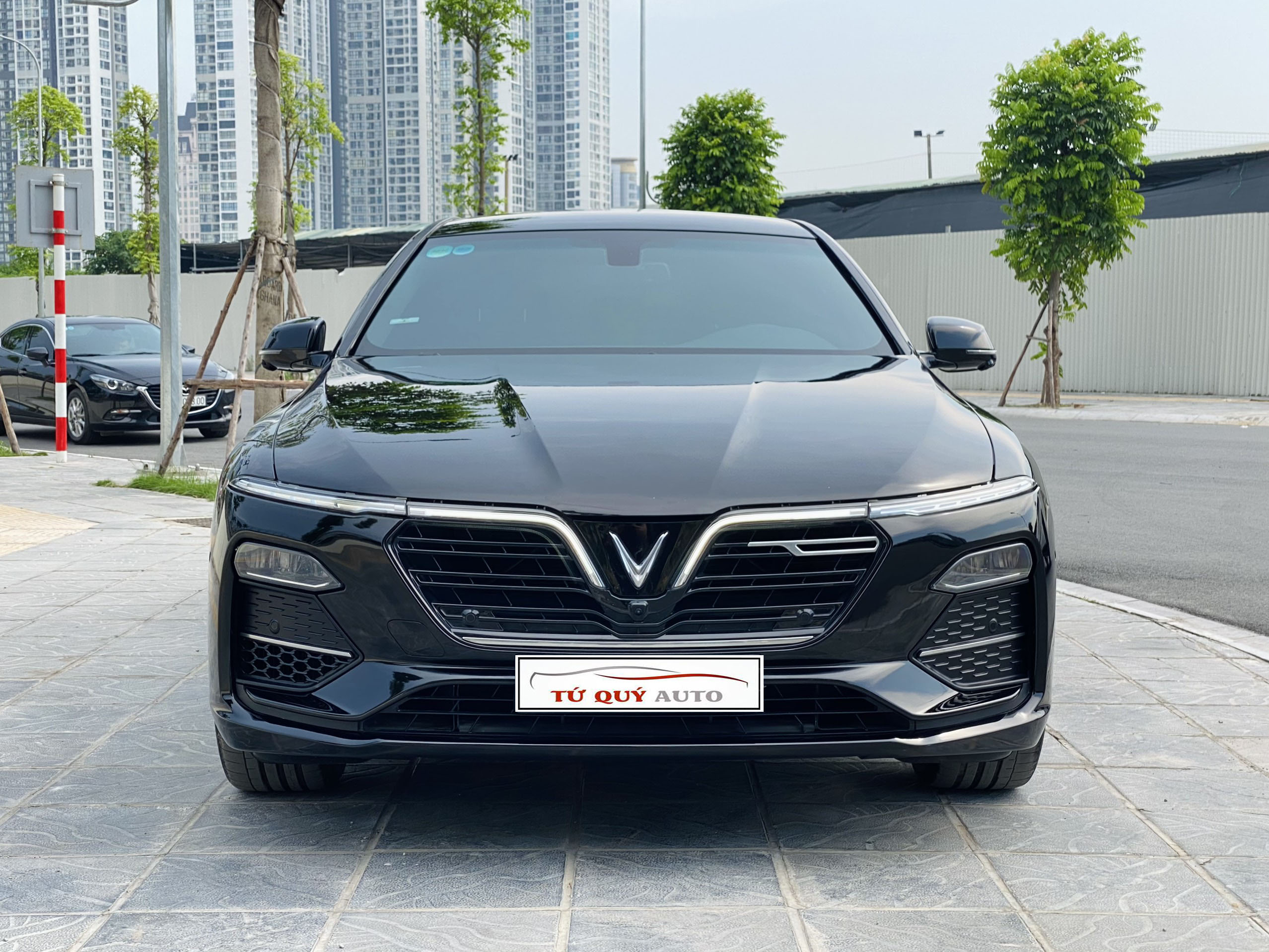 Xe VinFast Lux A 2.0 Premium 2019 - Đen