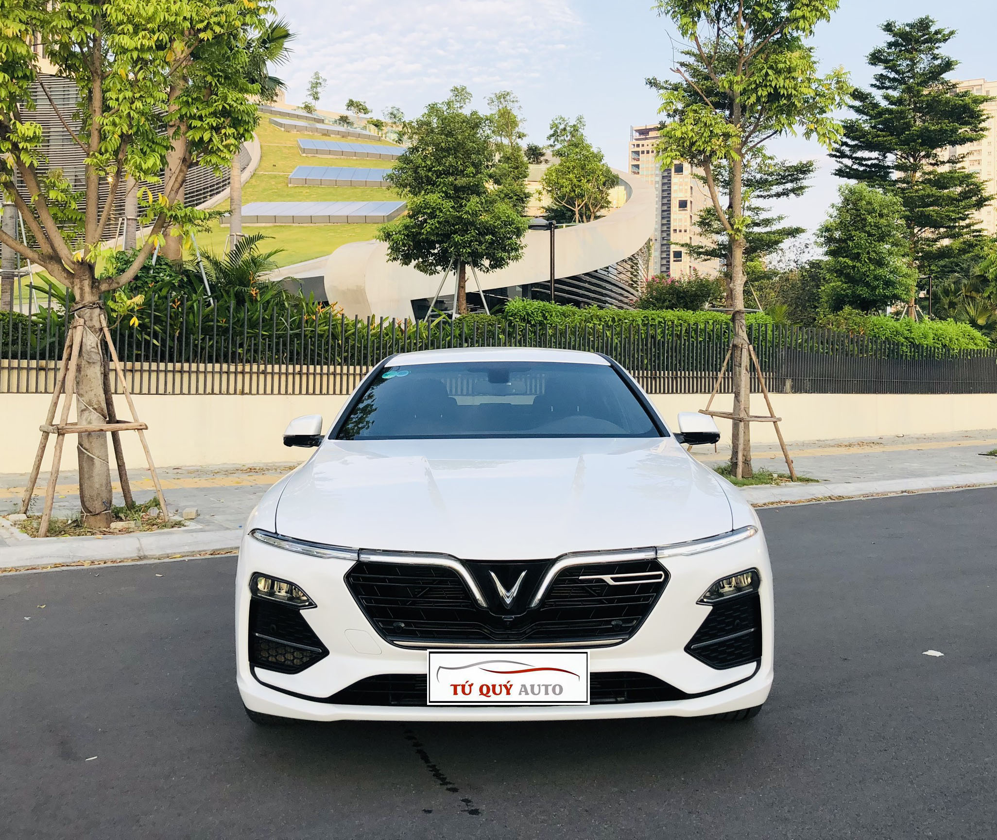 Xe VinFast Lux A 2.0 Plus 2019 - Trắng