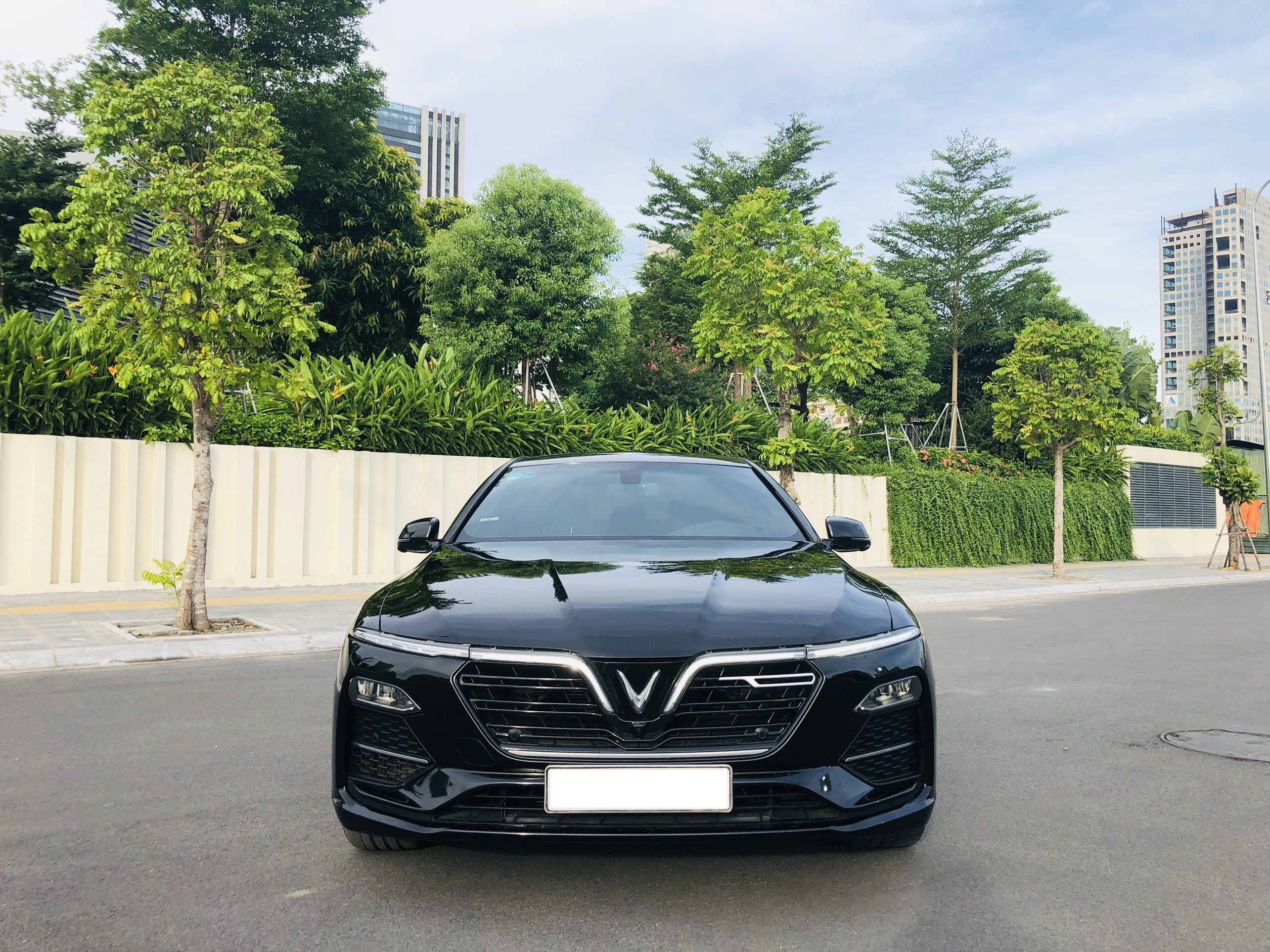 Xe VinFast Lux A 2.0 Premium 2.0 AT 2019 - Đen