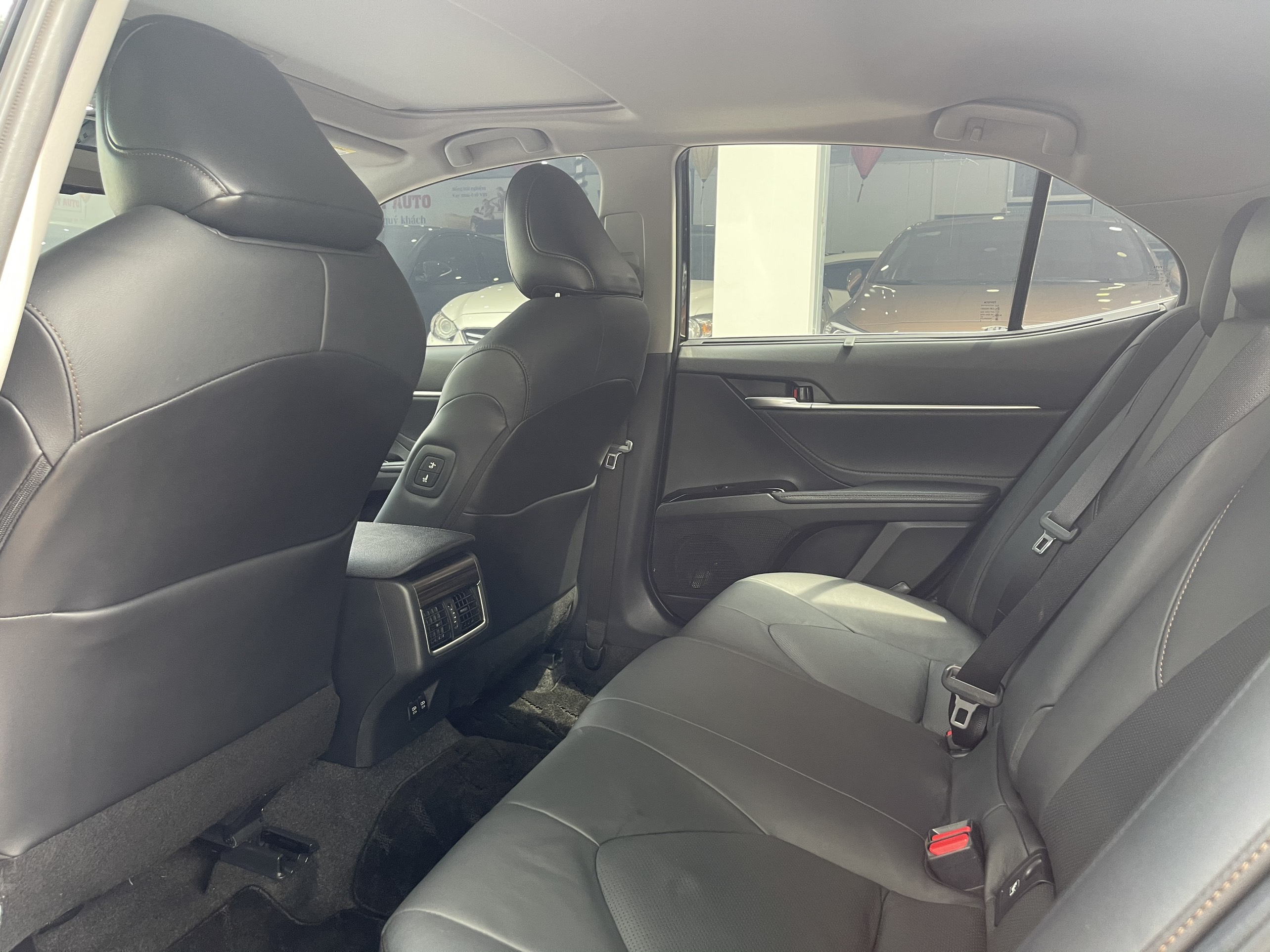 Toyota Camry 2.5Q 2019 - 12