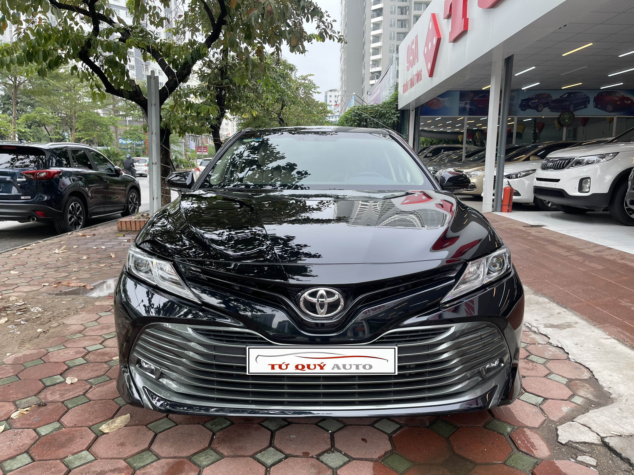 Xe Toyota Camry 2.0G 2019 - Đen