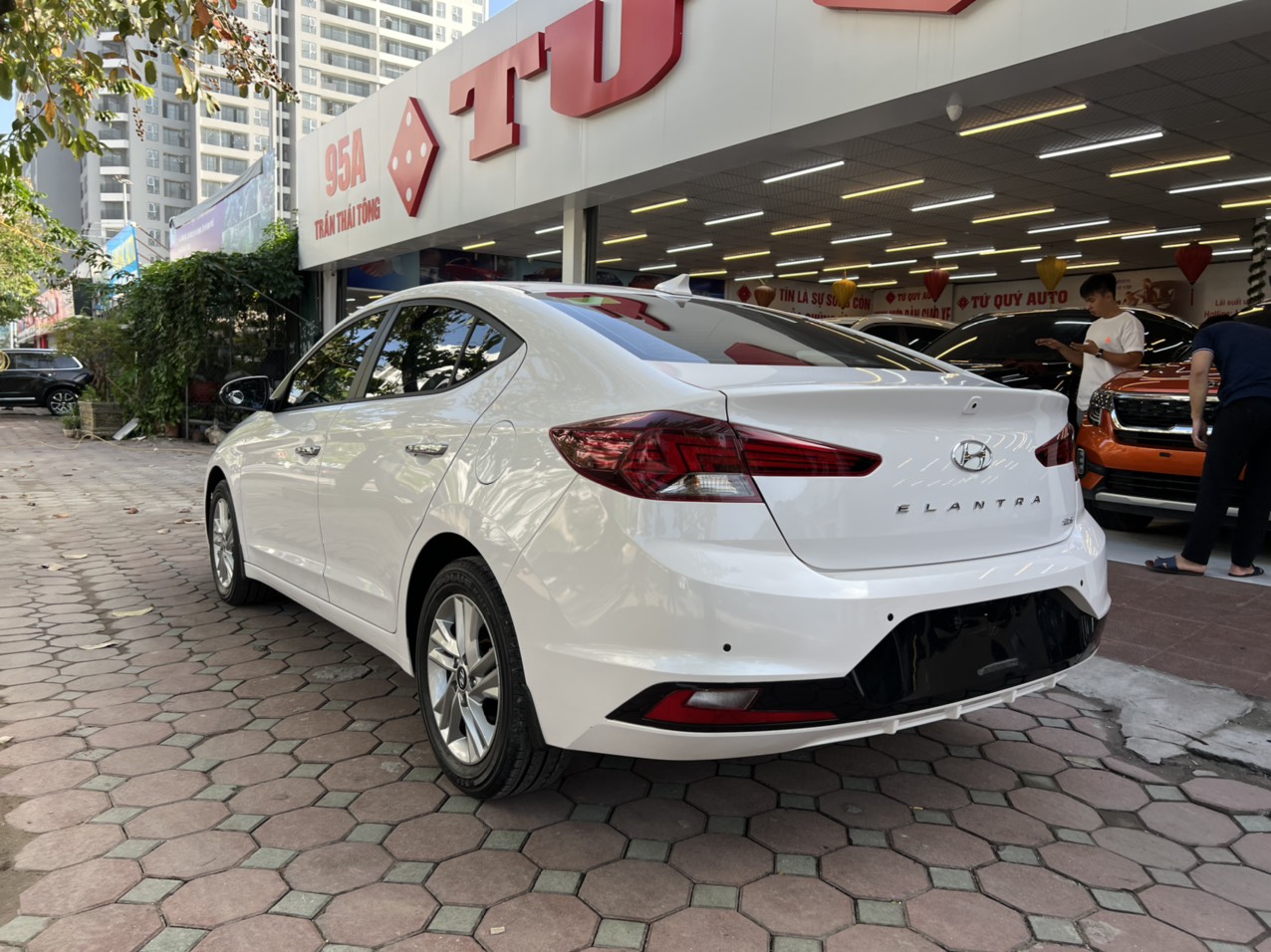 Hyundai Elantra 1.6AT 2021 - 4