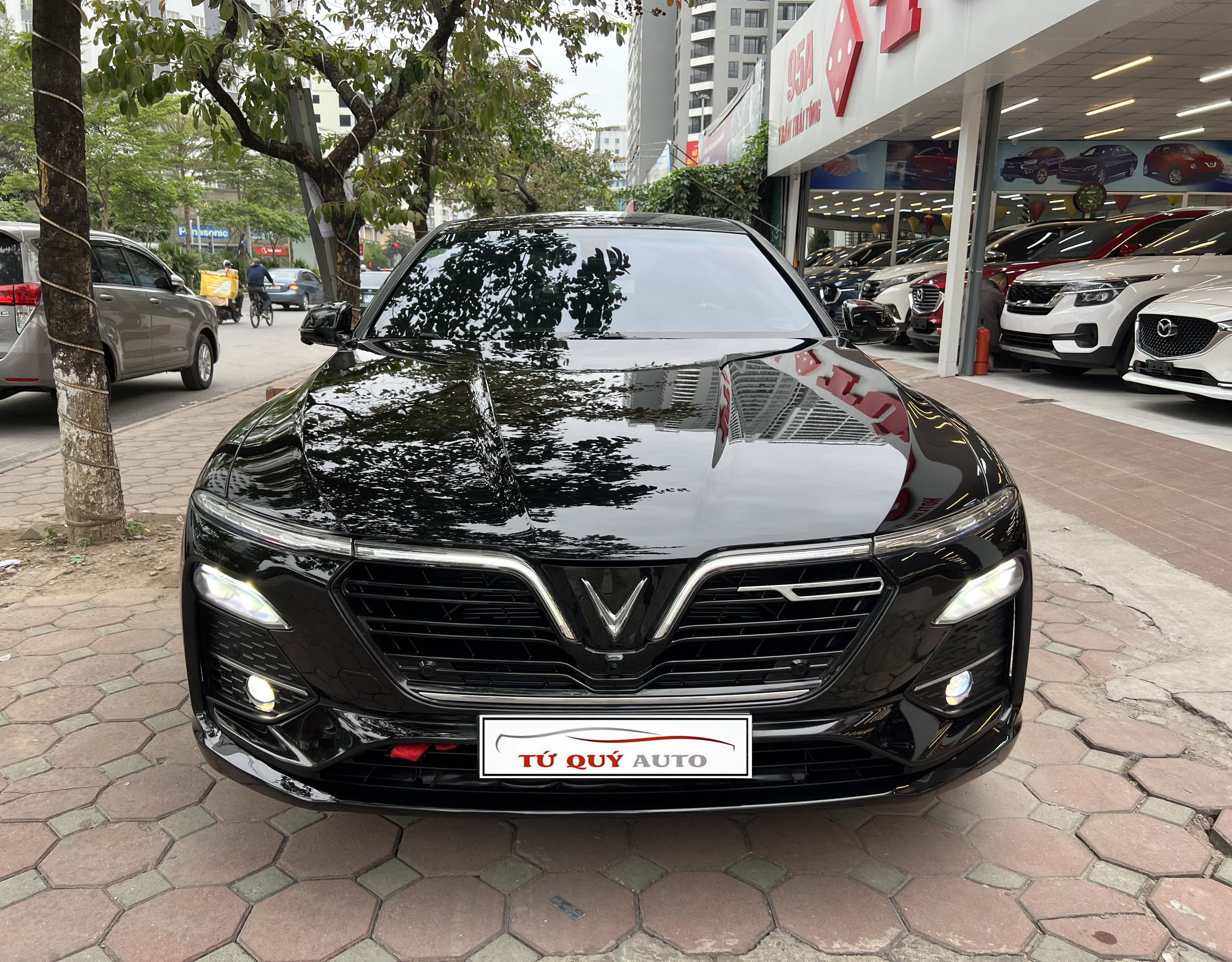 Xe VinFast Lux A 2.0 Premium 2.0 AT 2019 - Đen