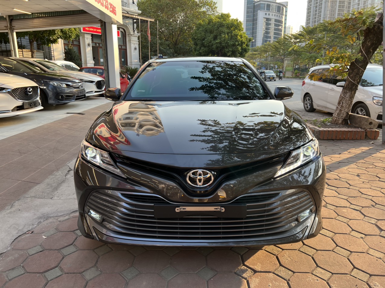 Xe Toyota Camry 2.0G 2019 - Ghi Xám