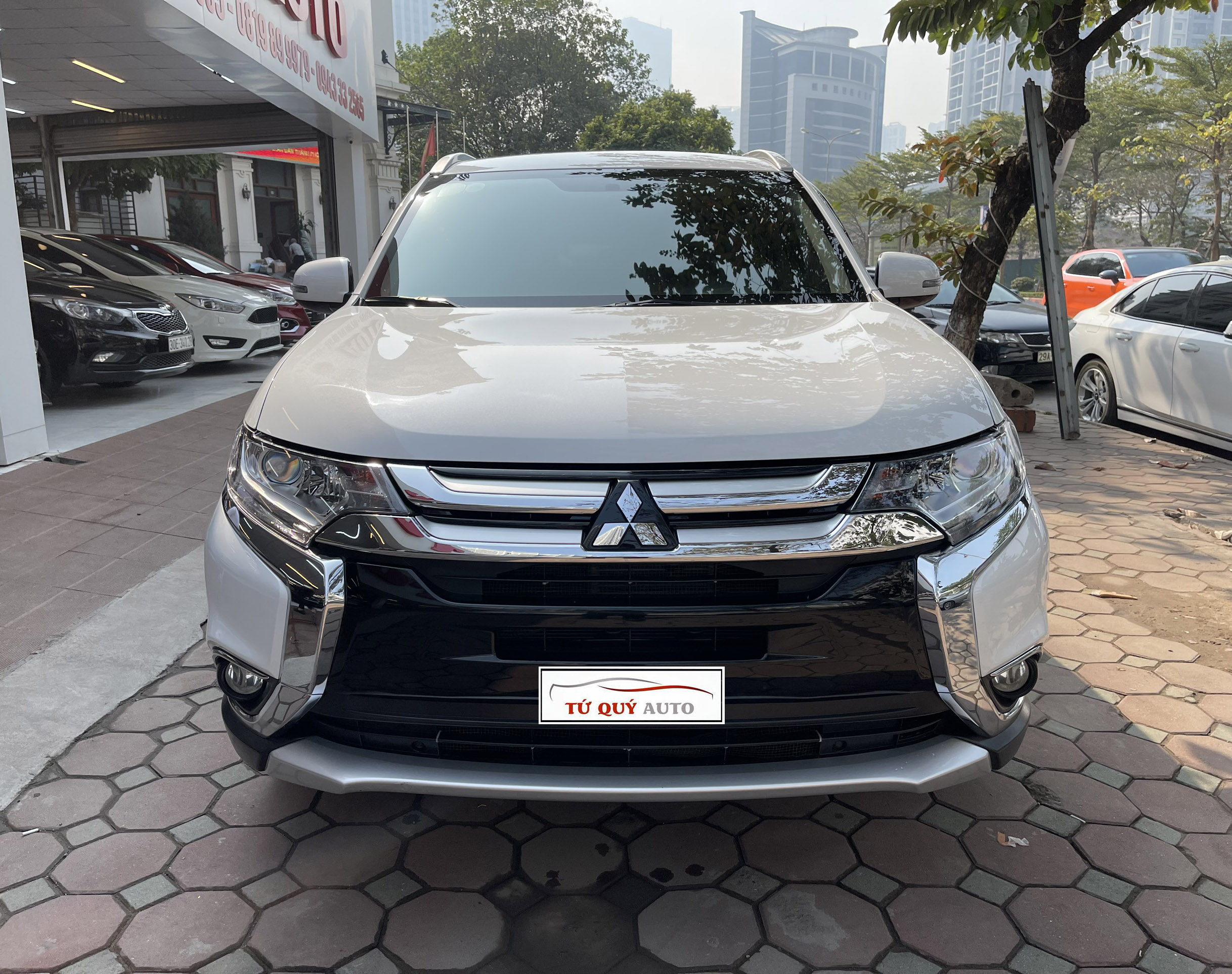 Xe Mitsubishi Outlander 2.0 CVT 2019 - Trắng