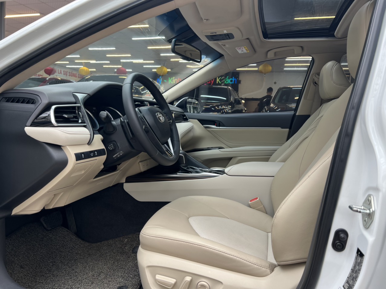 Toyota Camry 2.5Q 2019 - 9