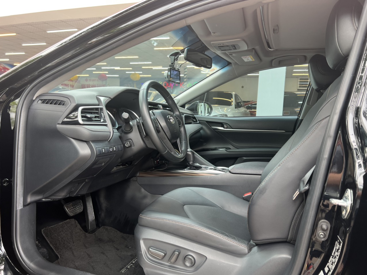 Toyota Camry 2.5Q 2019 - 8