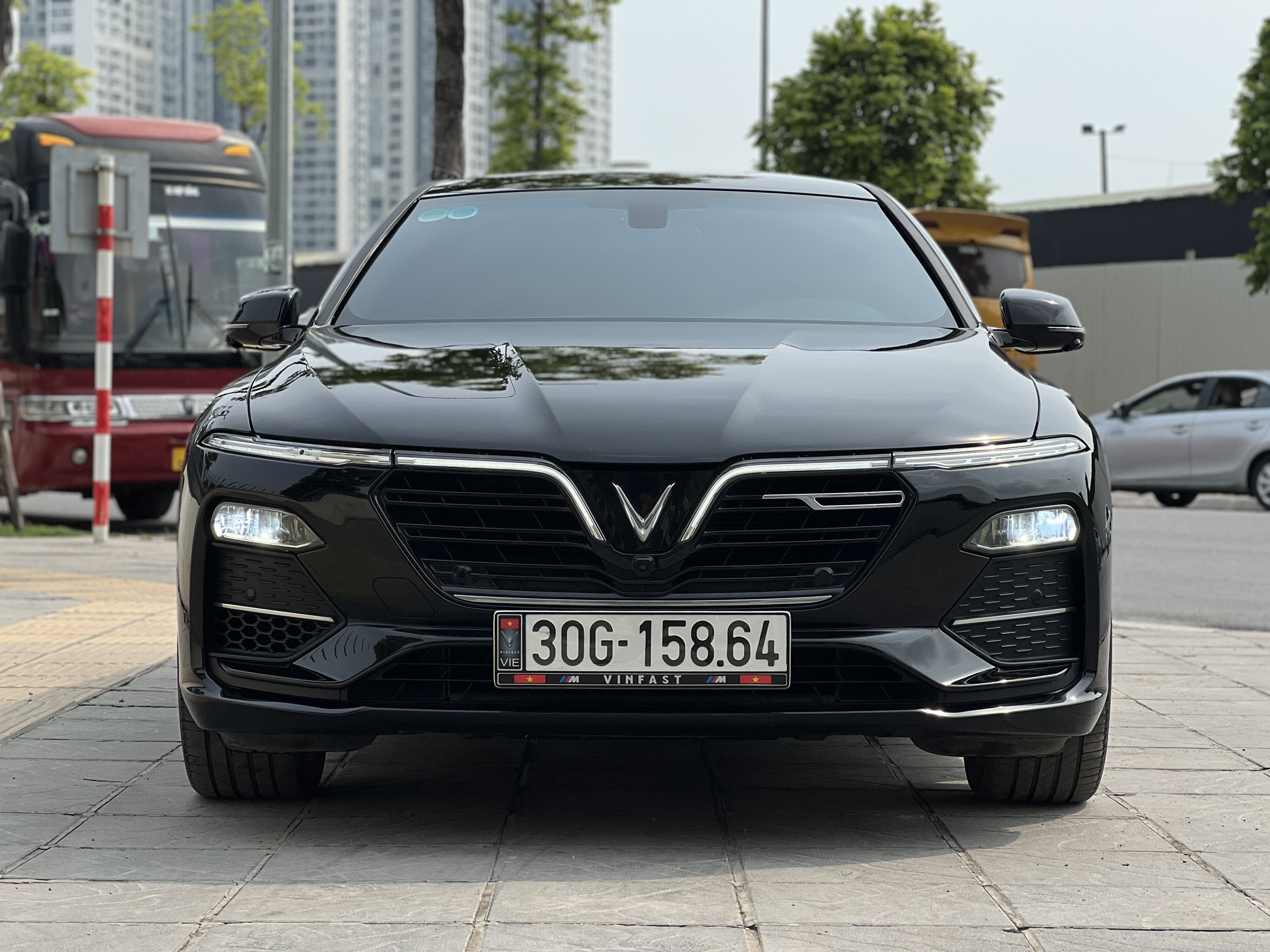 Xe VinFast Lux A 2.0 Plus 2019 - Đen