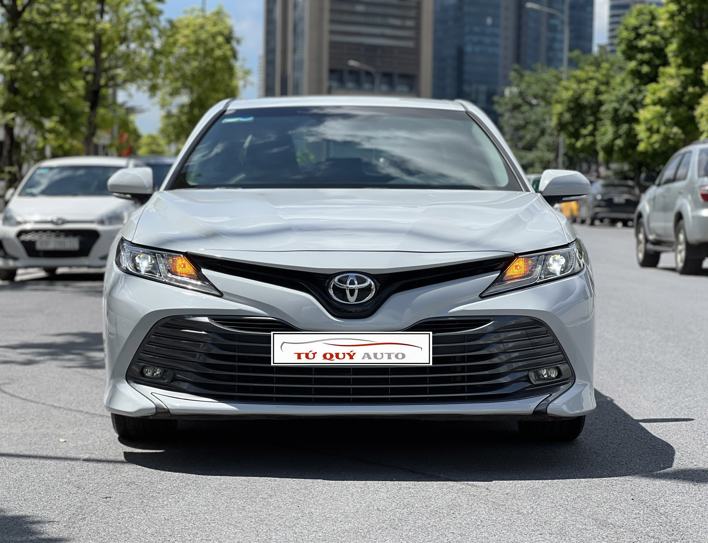 Xe Toyota Camry 2.0G 2019 - Trắng Xi Măng