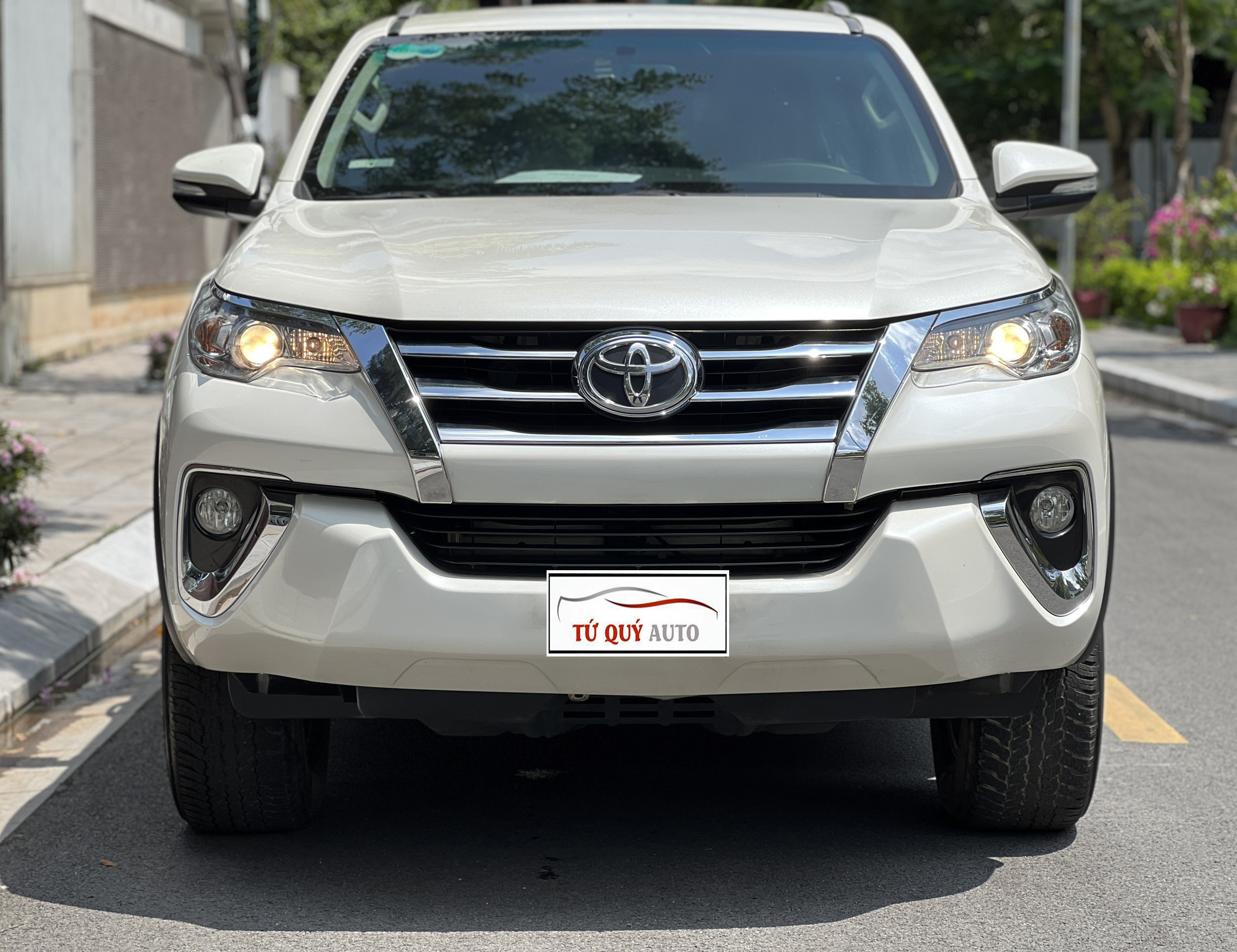 Xe Toyota Fortuner 2.7V 2017 - Trắng / Xăng 1 Cầu