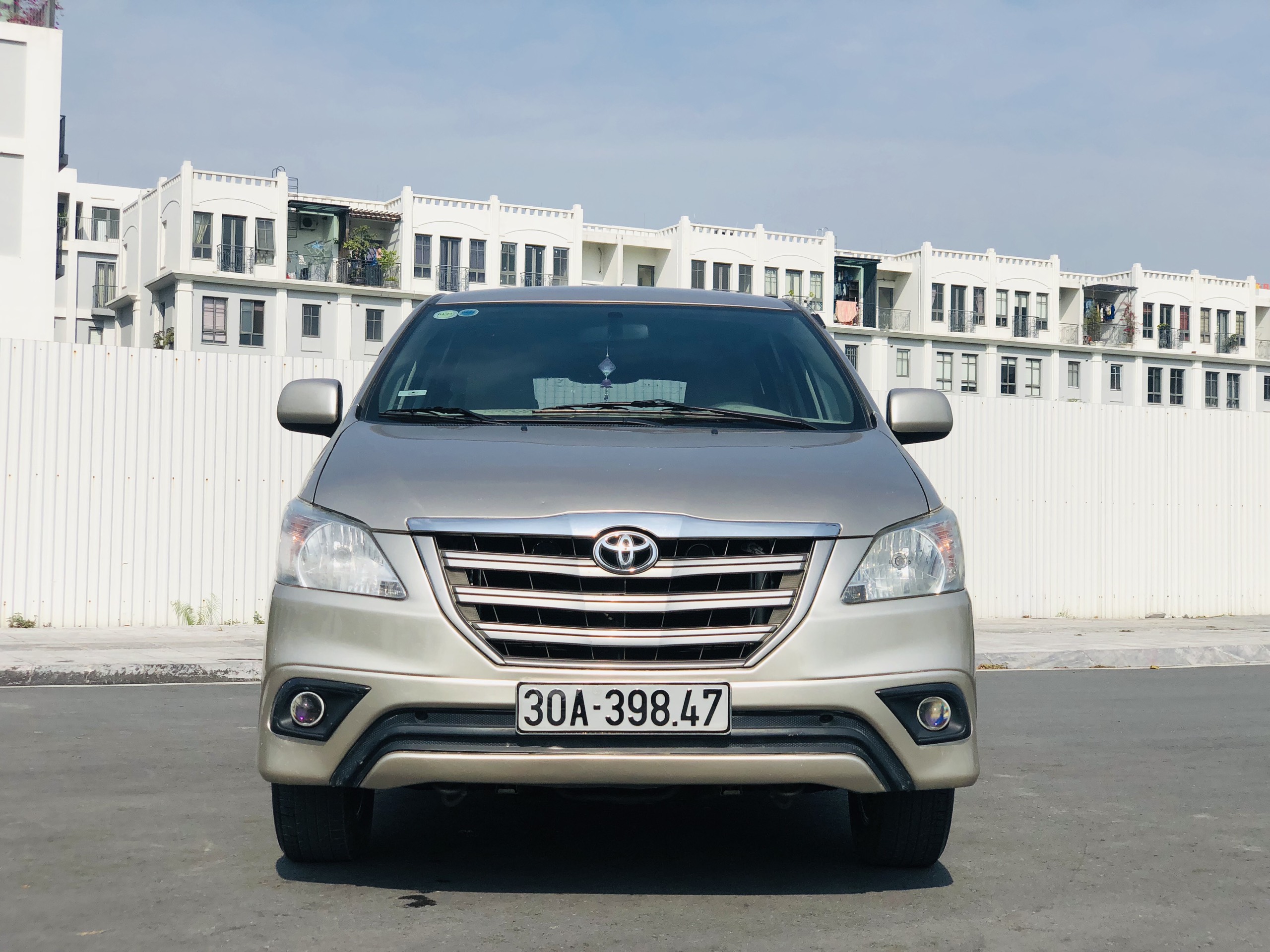 Xe Toyota Innova 2.0E 2014 - Vàng Cát