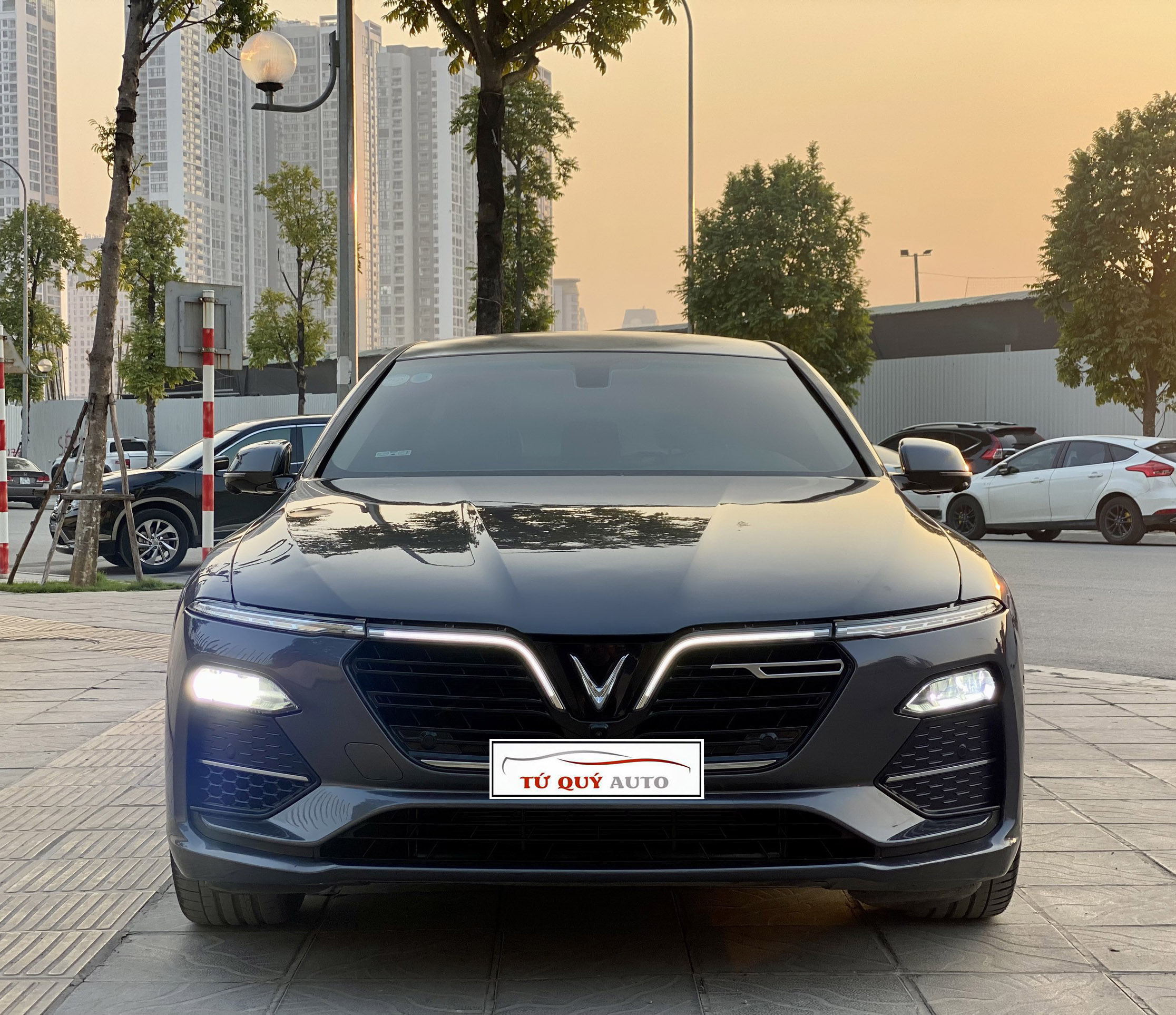 Xe VinFast Lux A 2.0 Premium 2019 - Xám