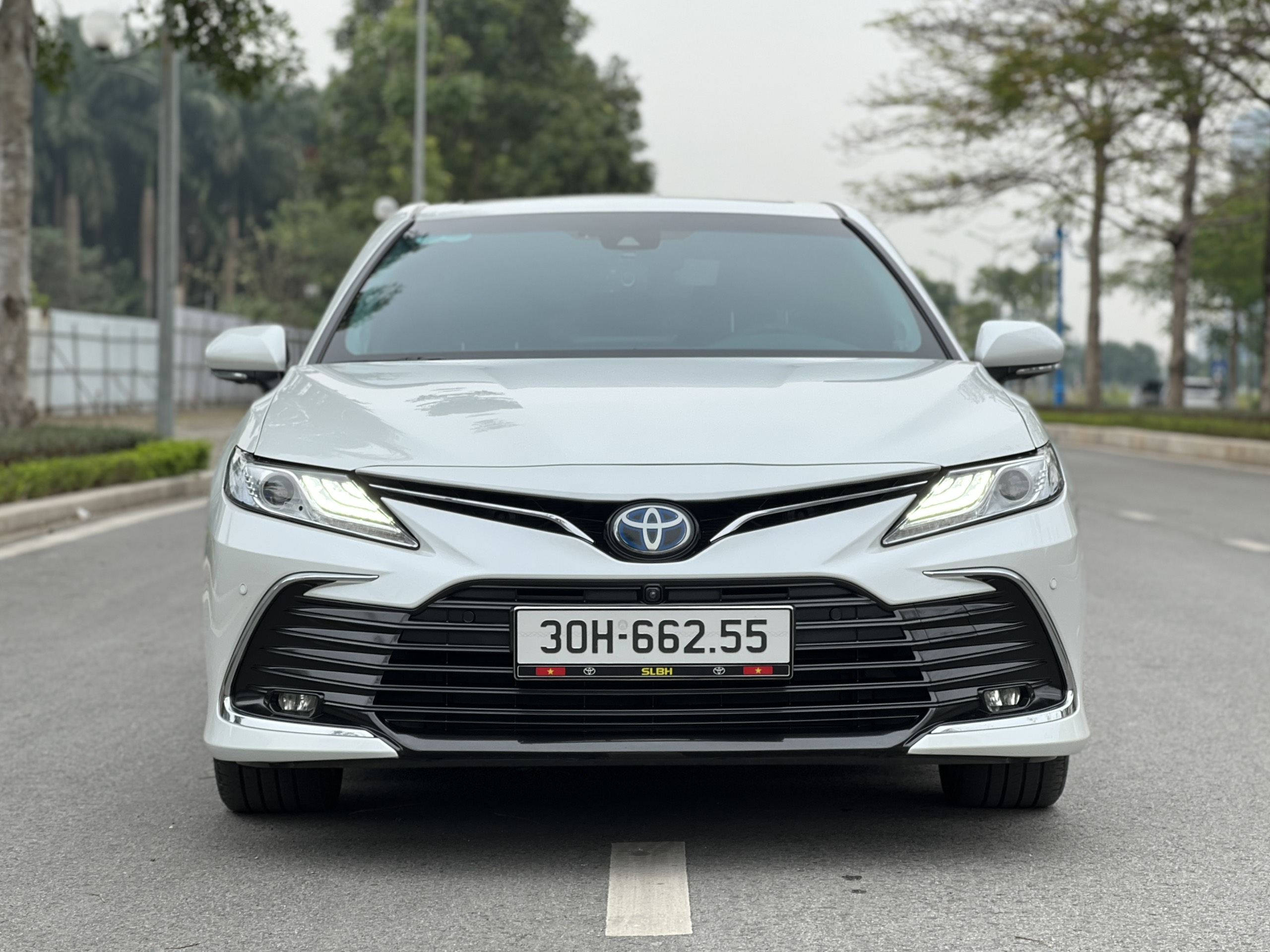 Xe Toyota Camry Hybrid 2.5HV 2022 - Trắng