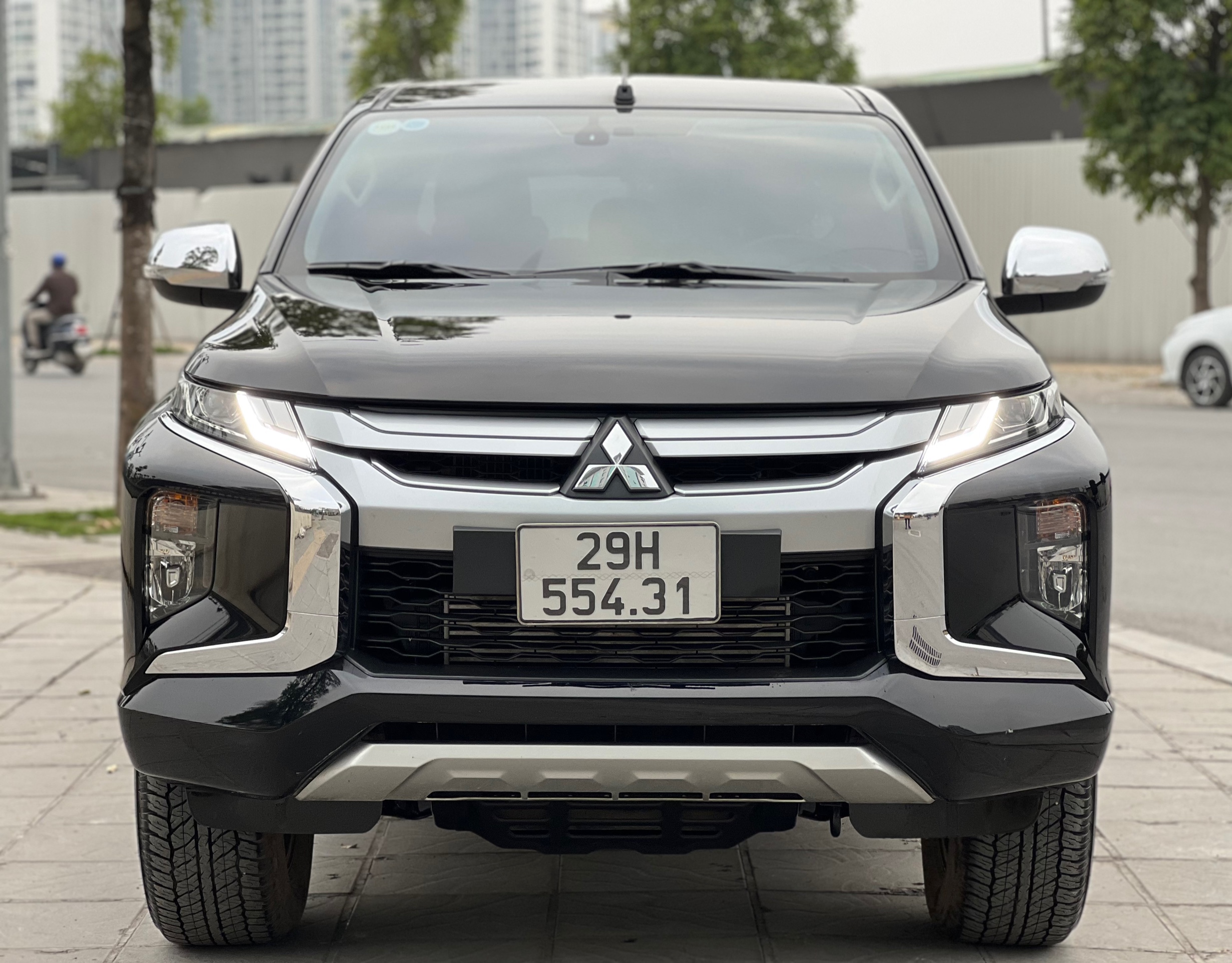 Xe Mitsubishi Triton 2.4AT 2021 - Đen