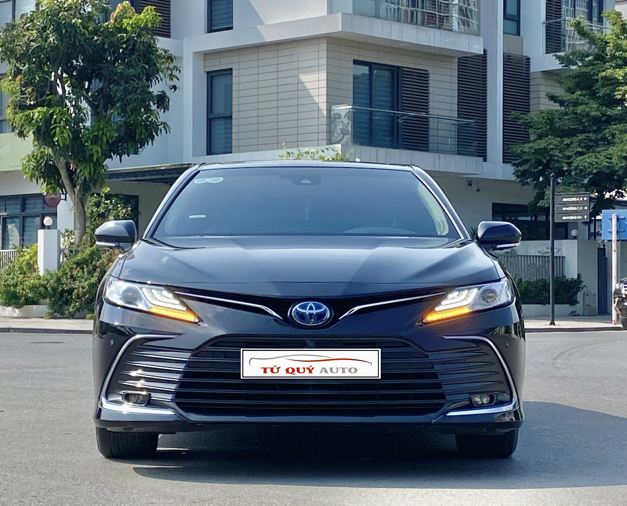 Xe Toyota Camry 2.5 HV 2022 - Đen