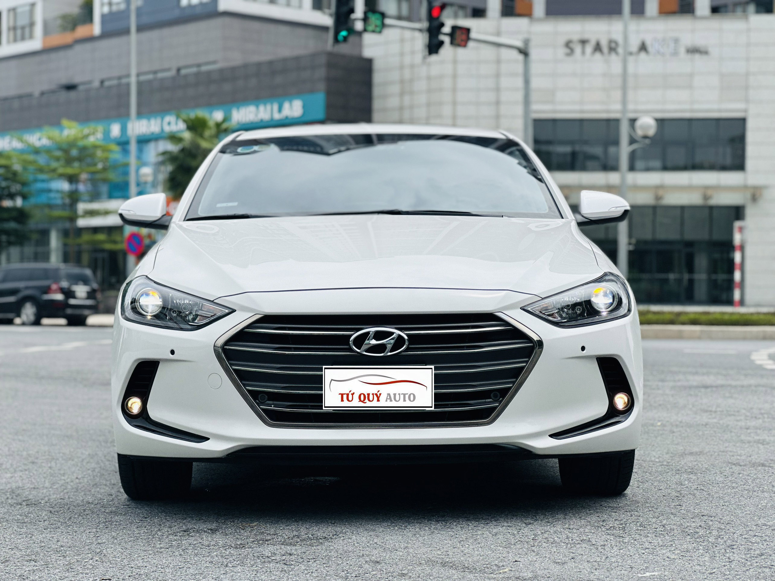 Xe Hyundai Elantra 2.0AT 2019 - Trắng