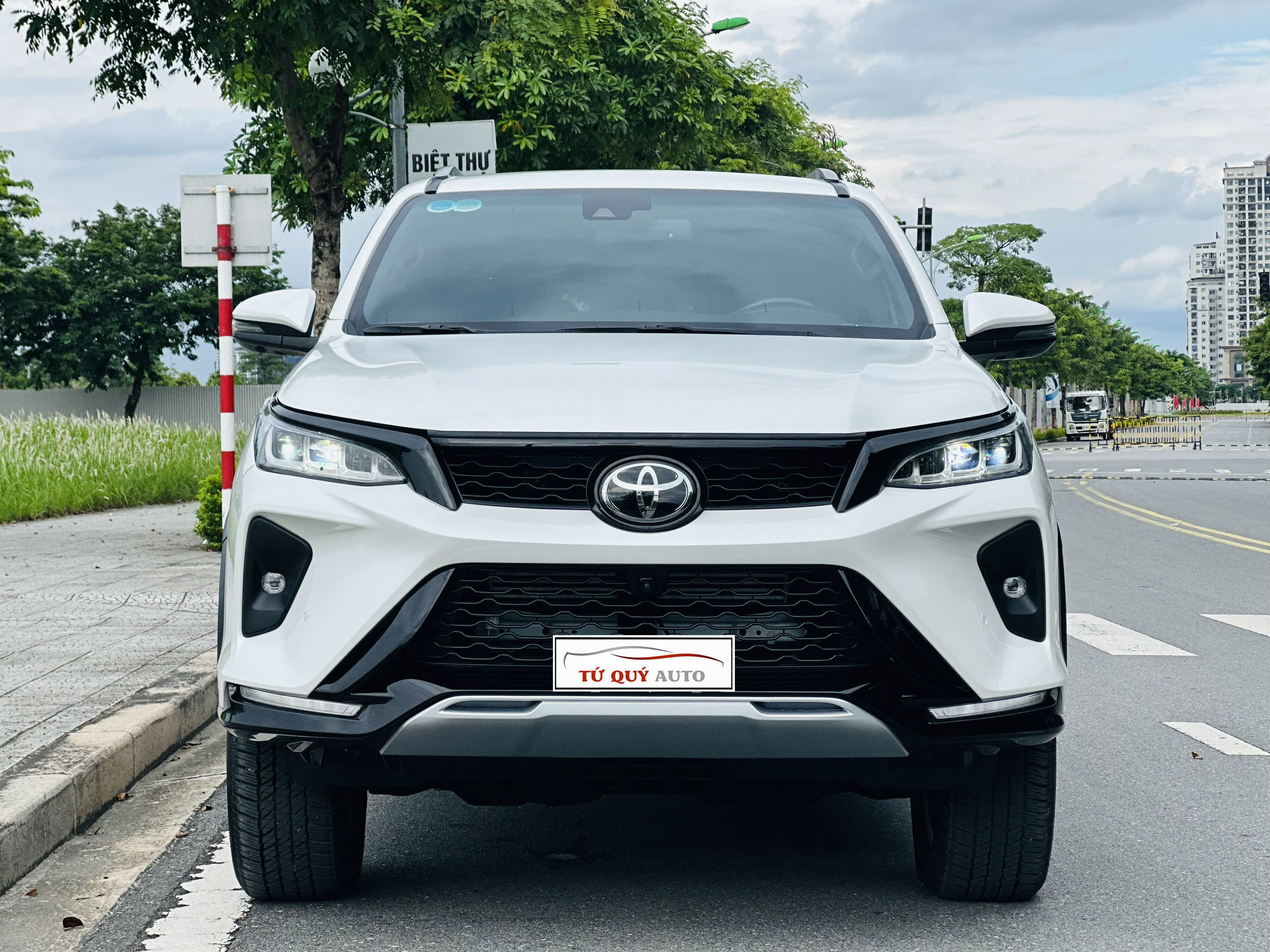 Xe Toyota Fortuner Legender 2.8AT 2022 - Trắng