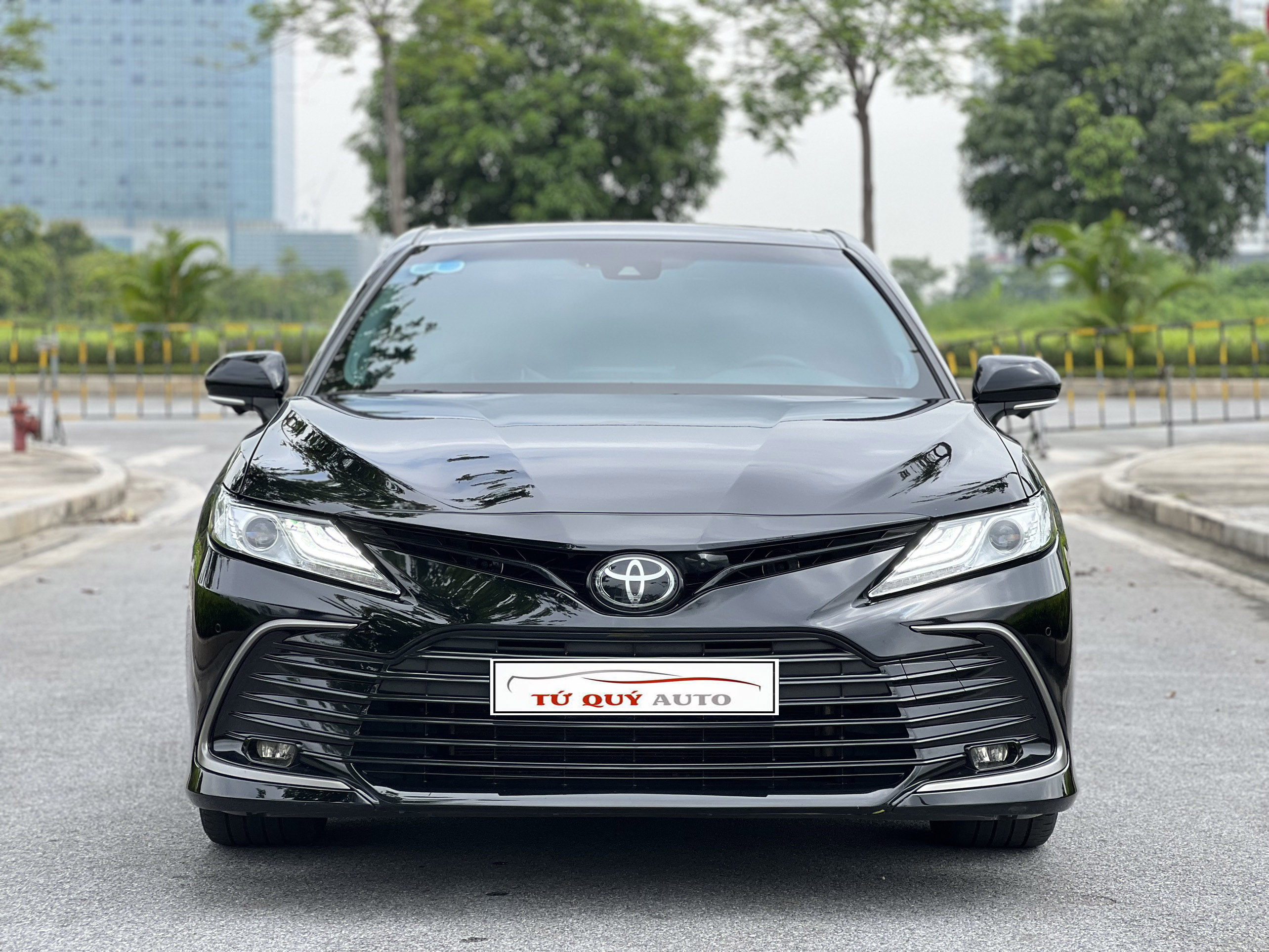 Xe Toyota Camry 2.0Q 2022 - Đen