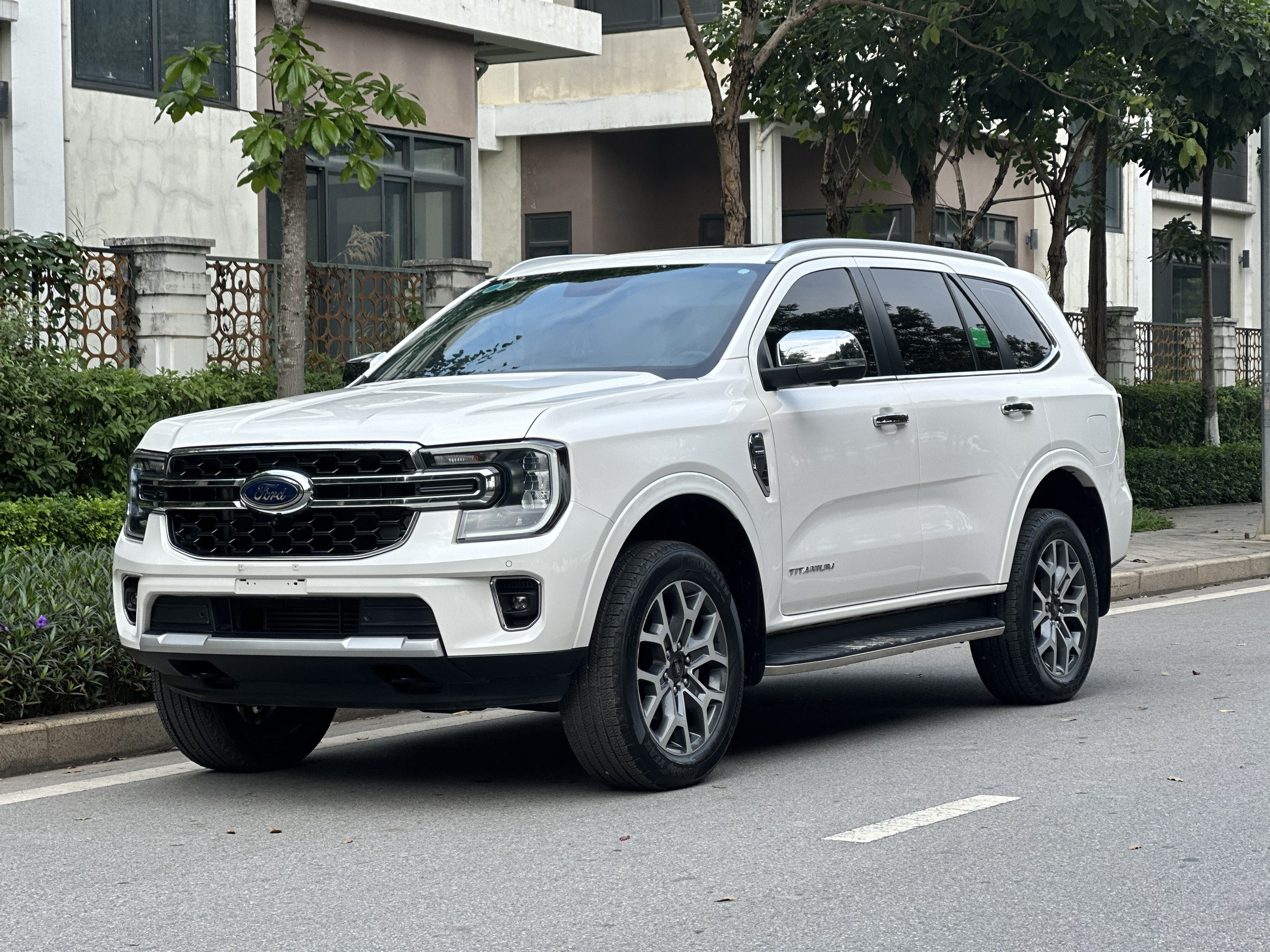 Xe Ford Everest Titanium 2.0L 4x2 AT 2022 - Trắng