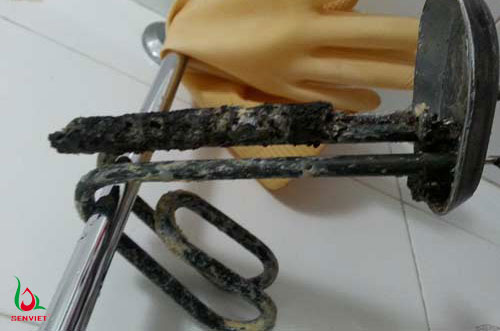 Sau một thời gian sử dụng, các thanh gia nhiệt của bình nước nóng bị ăn mòn và rất nguy hiểm