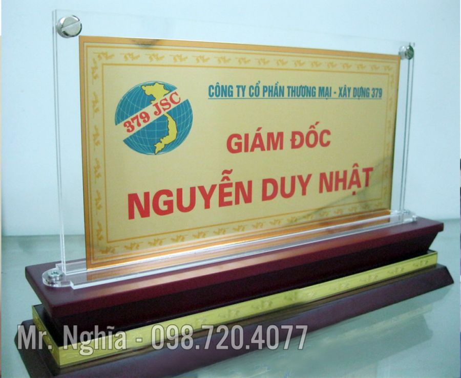 Biển Chức Danh Để Bàn Mica Đế Gỗ