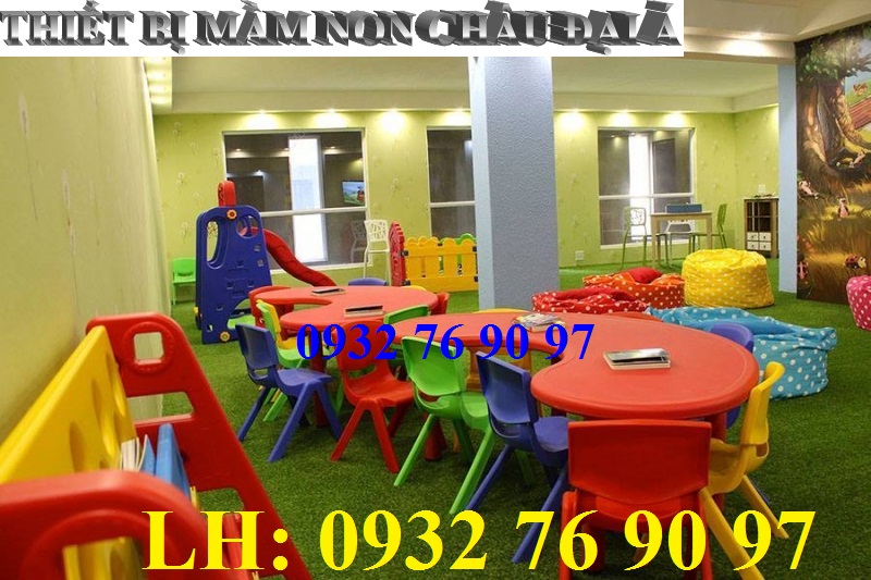 Bàn mầm non nhựa nhập khẩu hình bán nguyệt