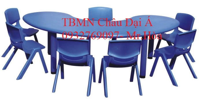 Bàn nhựa bán nguyệt mầm non giảm giá