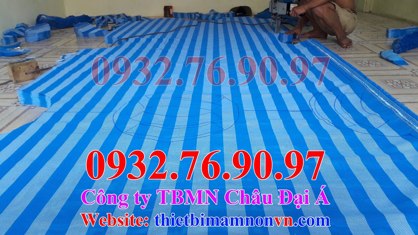 Trải vải để cắt giường mầm non