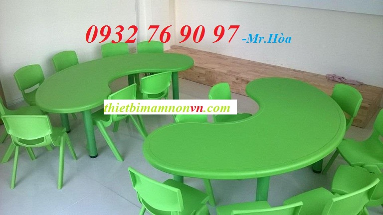 Bàn học trẻ em mầm non hình bán nguyệt màu xanh lá