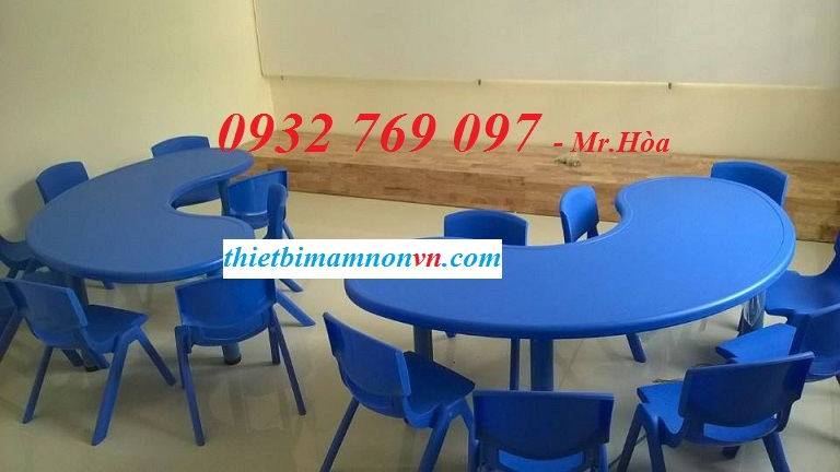 Bàn học trẻ em mầm non hình bán nguyệt màu xanh dương