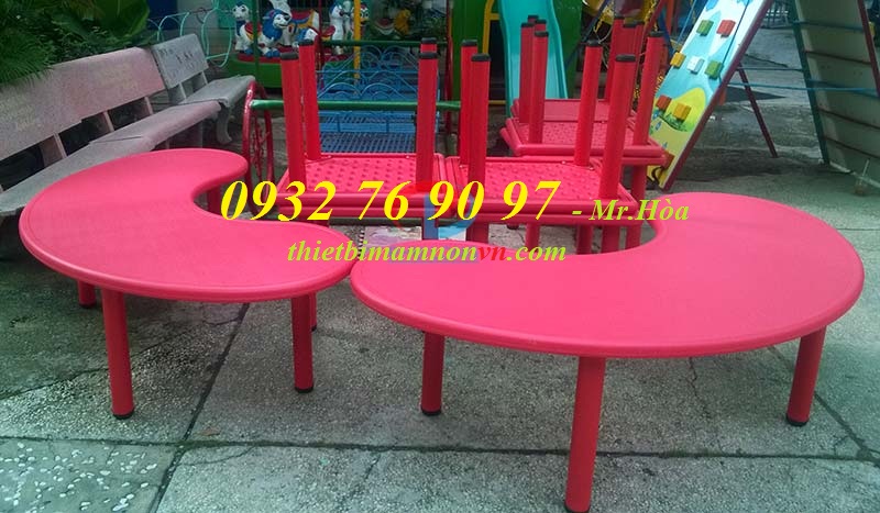 Bàn học trẻ em mầm non hình bán nguyệt màu đỏ
