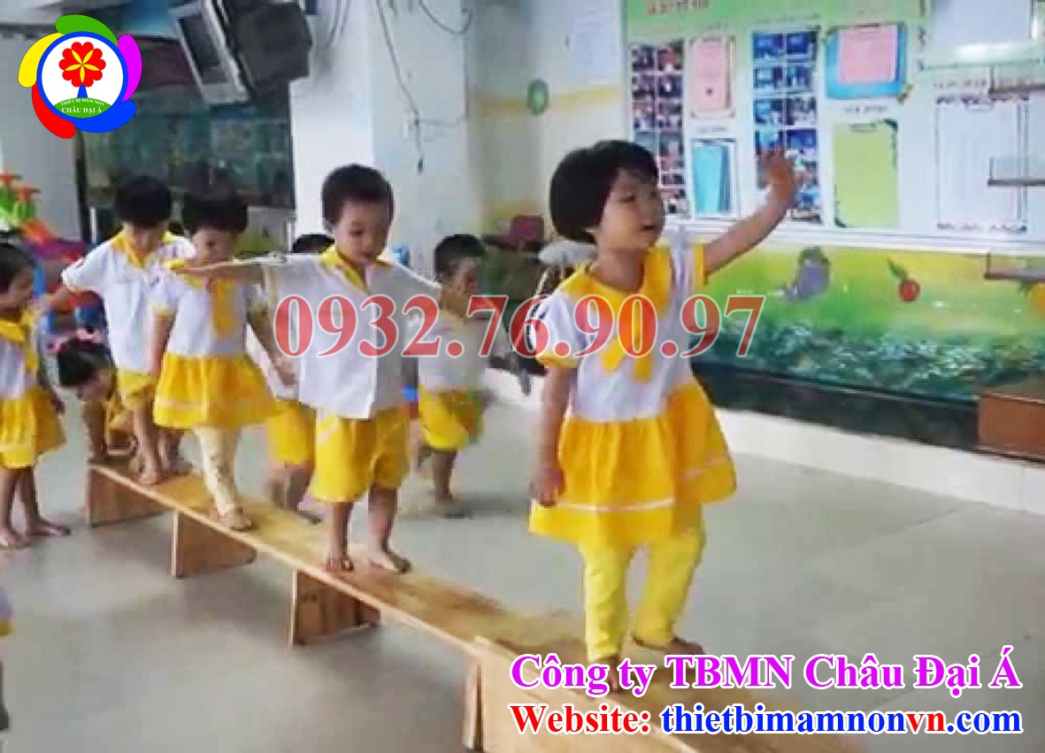 Bé tập đi thăng bằng trên ghế