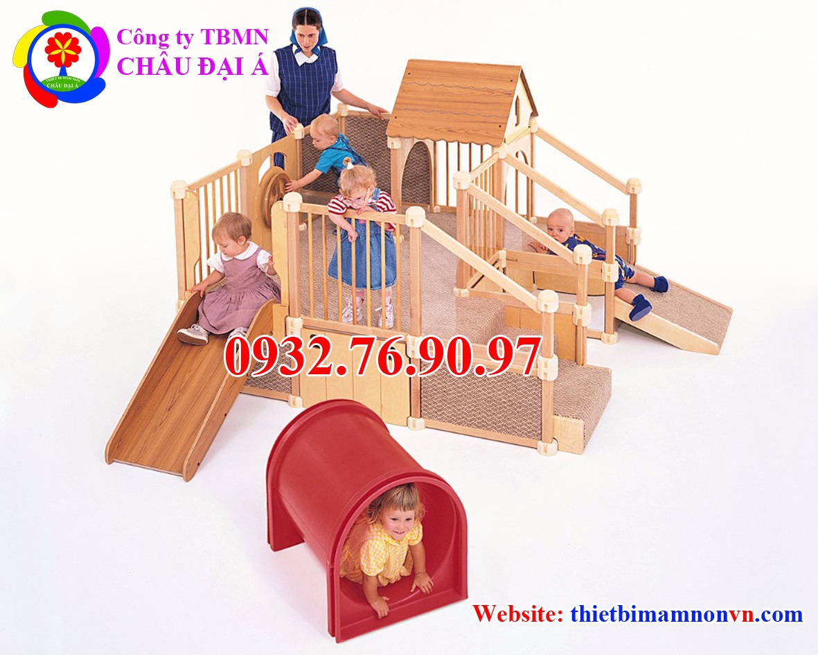 Cầu trượt bằng gỗ cho bé trong trường mầm non