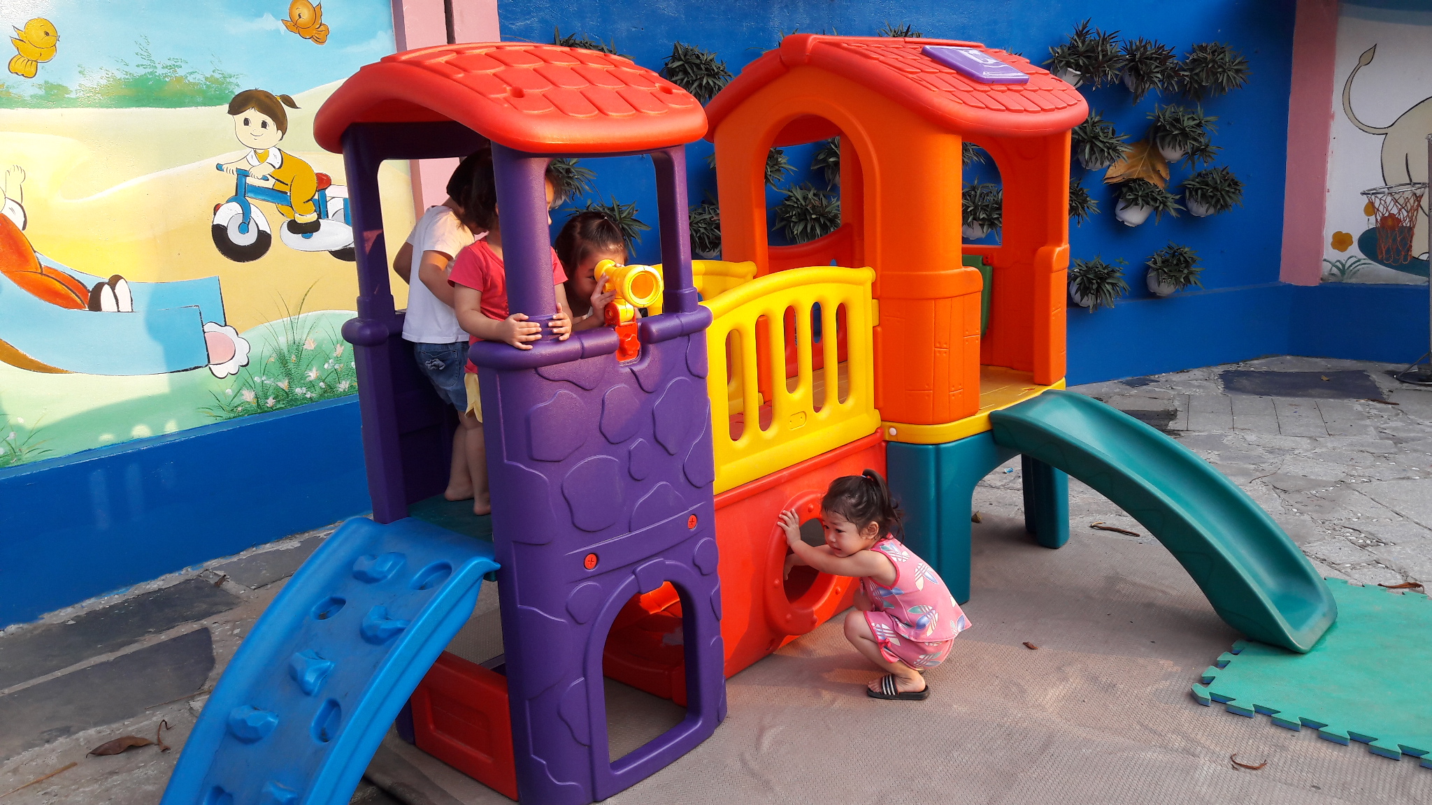 Cầu trượt 2 khối nhà