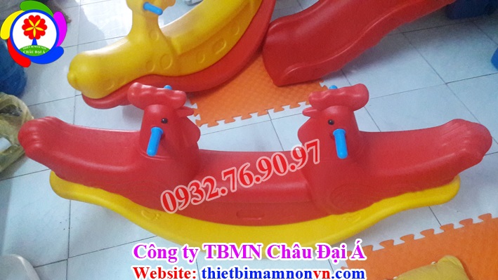 Bập bênh đôi con gà