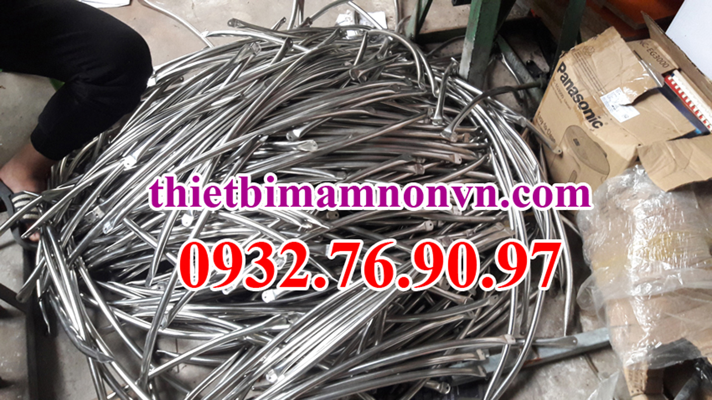 Cây cong inox làm giường ngủ trẻ em