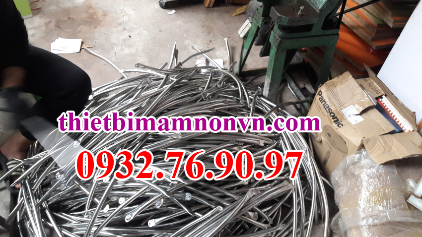 Cây cong inox làm giường trẻ em