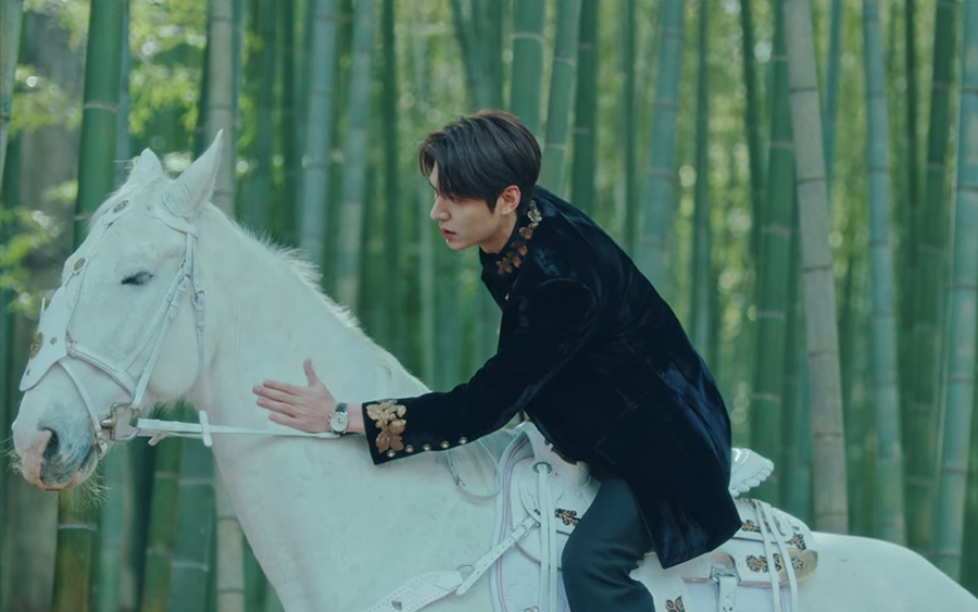 Không chỉ ‘’đốn tim’’ fan hâm mộ bằng vẻ ngoài lịch lãm, Lee Min Ho còn gây chú ý bởi chiếc đồng hồ phụ kiện siêu ‘’xịn xò’’ trong ‘’Quân Vương bất diệt ’’