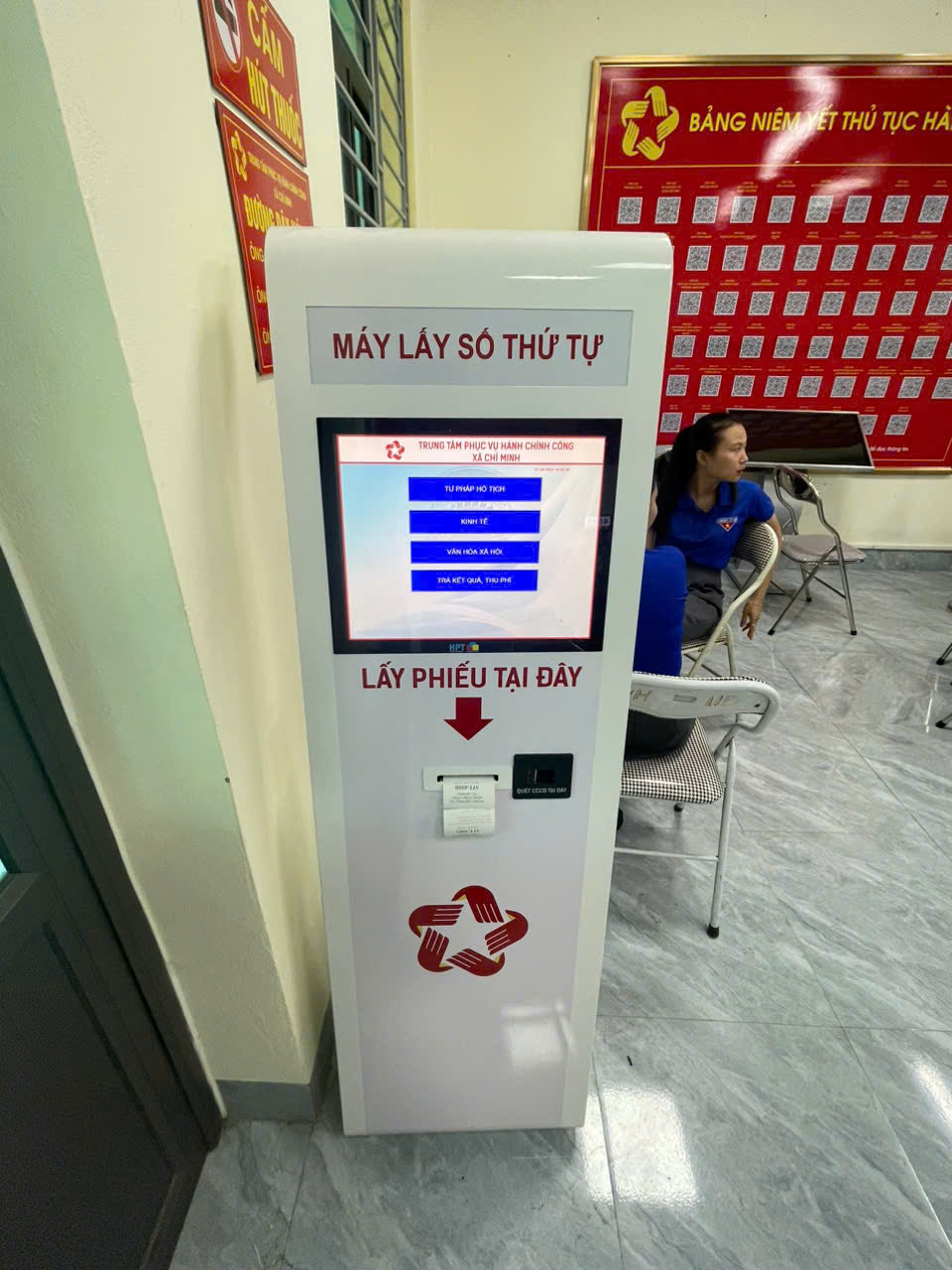 Kiosk lấy số cảm ứng17"