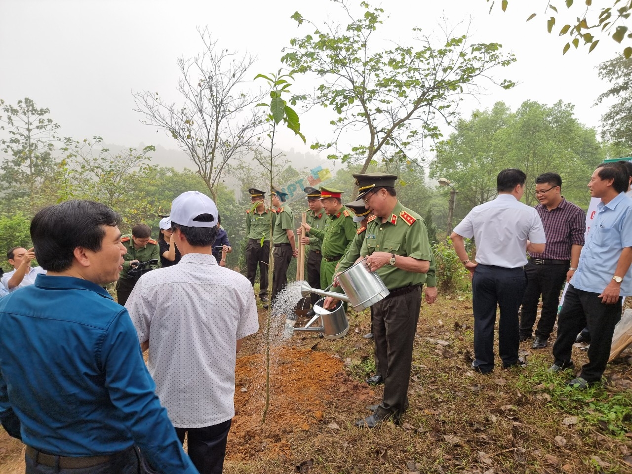 Thứ trưởng Nguyễn Văn Thành kiểm tra công tác và trồng cây tại huyện Thanh Thủy