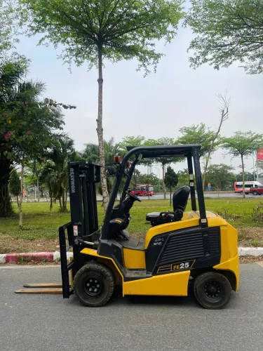 Xe Nâng Điện cũ ngồi lái 2.5T, Komatsu FE25-2 hàng Nhật Bãi chưa qua sử dụng tại Việt Nam sản xuất 2021