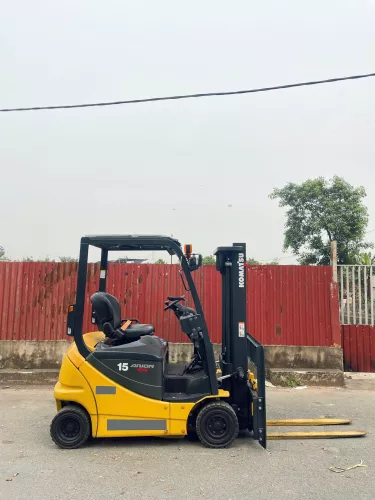 Xe Nâng Điện cũ ngồi lái 1.5T, Komatsu FB15-12 hàng Nhật Bãi chưa qua sử dụng tại Việt Nam sản xuất 2020