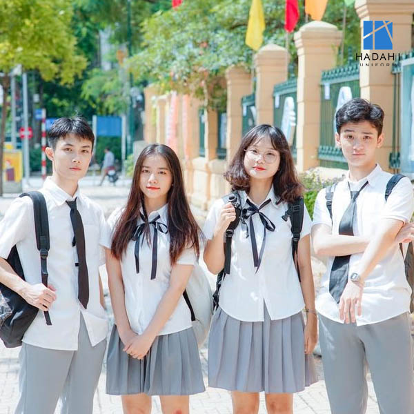 đồng phục học sinh màu trắng