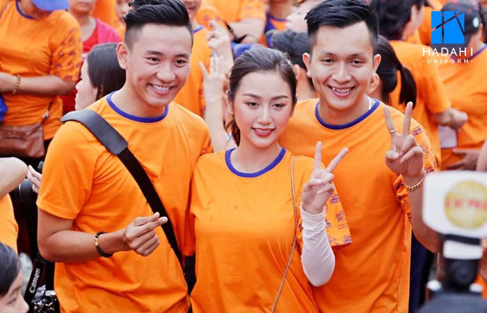 Vì sao lại là áo thun cổ tròn?