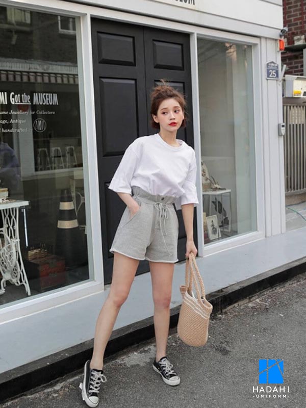 Áo thun form rộng nữ cá tính cùng short jeans chất chơi