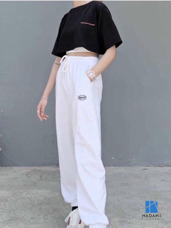 Phối đồ với áo thun form rộng nữ và quần jogger cá tính